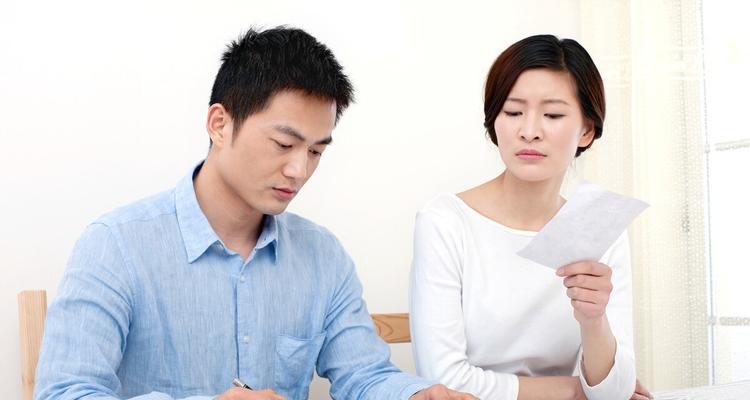 如何挽回婚姻的破裂（15个方法帮助你重建幸福婚姻）